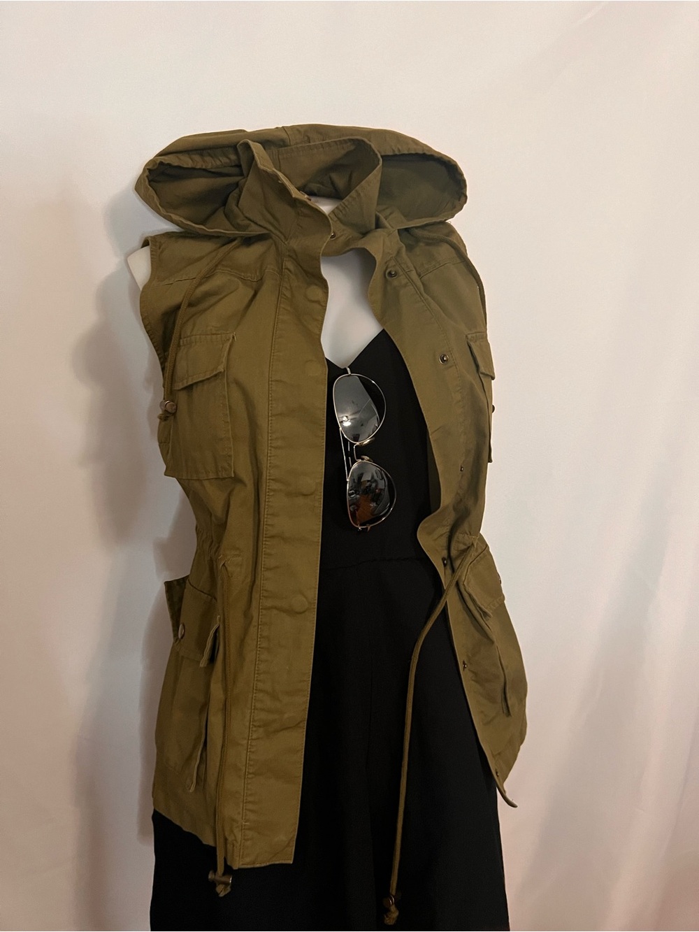 Love Tree Olive Green Hooded Utility Vest Drawstring Waist Anorak⁠ size small